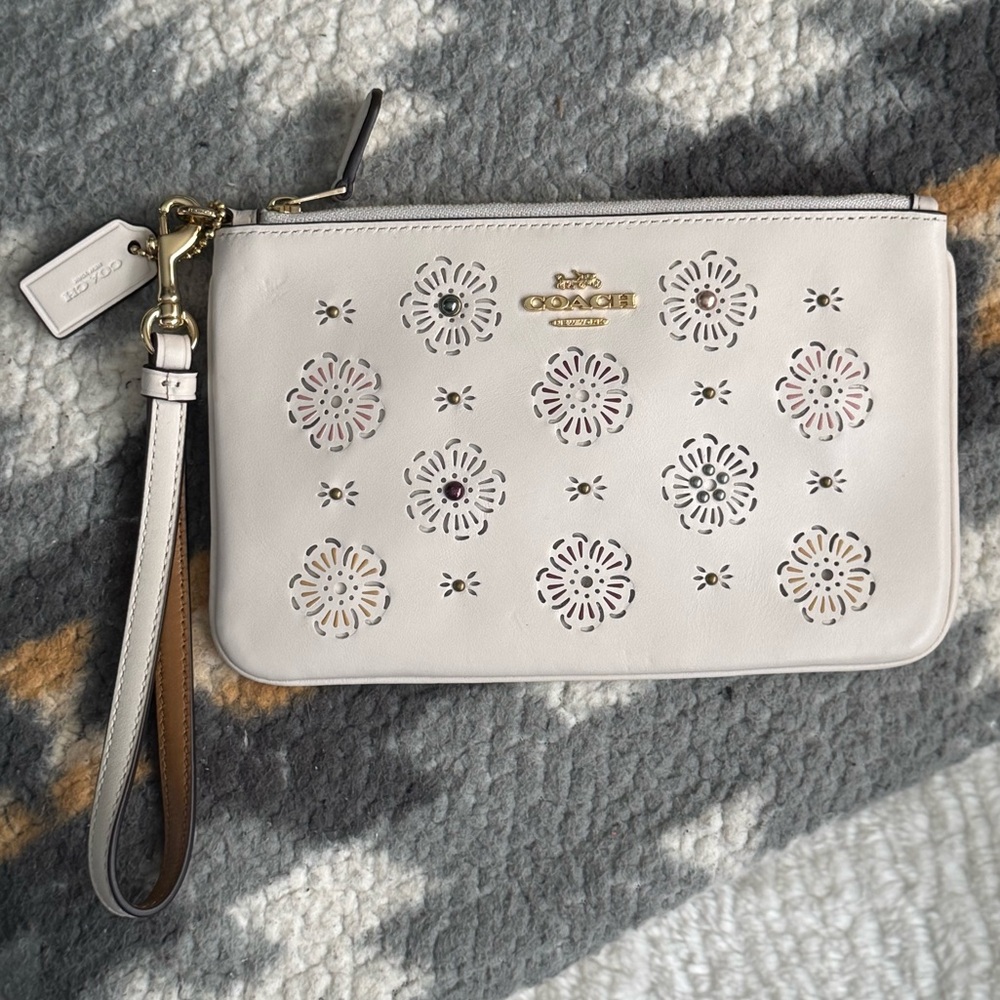 BNWOT Coach Small Wristlet With Cut Out Tea Rose – Cream/Gold